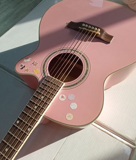 Decorated Acoustic Guitar Aesthetic, Acoustic Guitar Pretty, Pink Acoustic Guitar Aesthetic, Cute Guitar Aesthetic, Cute Acoustic Guitar, Pink Guitar Aesthetic, Cute Guitars, Pink Acoustic Guitar, Acoustic Guitar Aesthetic