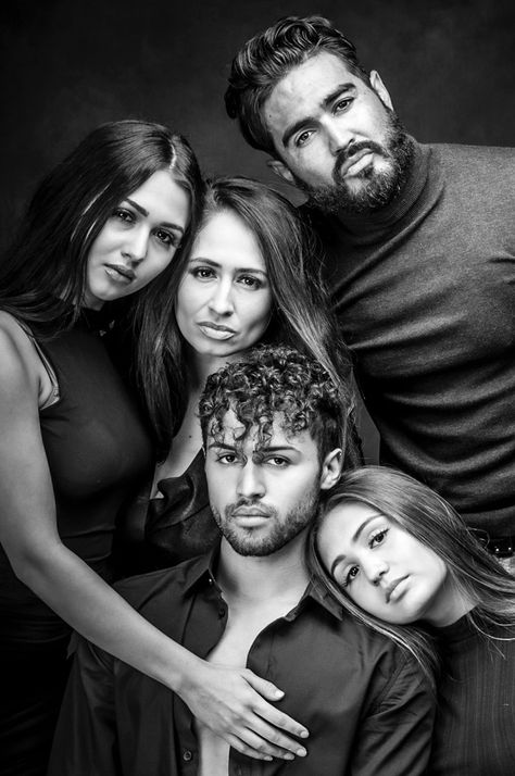 Funny Family Studio Photos, Diy Family Portraits Ideas, Black White Family Photos, Family Of 5 Photoshoot Ideas, Family Portrait Poses Studio, Family Photo Studio Concept, Edgy Family Photoshoot, Creative Family Photoshoot, Glam Family Photoshoot