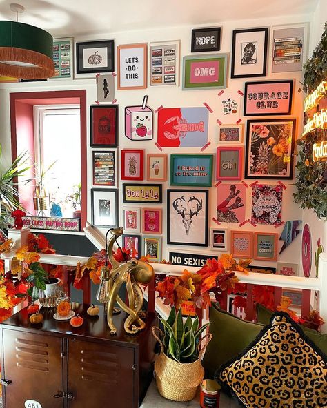 Eclectic Hipster Decor, Photo Wall Collage Eclectic, Wall Decor Eclectic, Eclectic Decor Office, Funky Gallery Wall Living Room, Eclectic Apartment Decor Ideas, Gallery Wall Ideas Maximalist, Gallery Wall Eclectic, Fun Gallery Wall