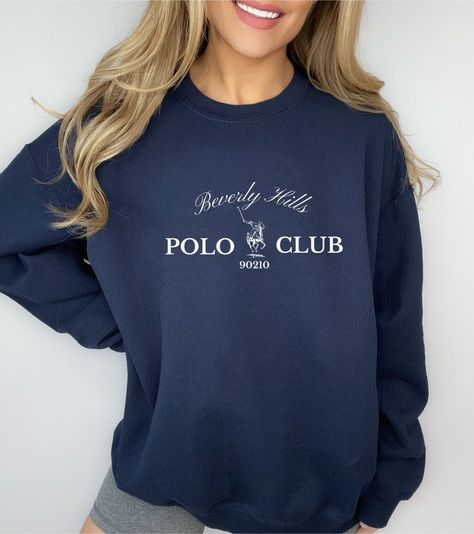 Beverly Hills Polo Club Crewneck: Luxurious sweatshirt with a sporty twist, perfect for a Y2K. #y2kfonts #retrotype #nostalgicdesign #millennialaesthetic #throwbacktypography Y2k Font, Sweatshirt Preppy, Aesthetic Crewneck, Text Logos, Aesthetic Sweatshirt, Vintage Pullover, Beverly Hills 90210, Vintage Pullovers, Beverly Hills Polo Club