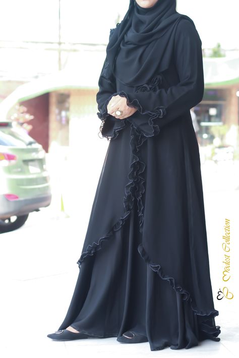 Looking for a party wear which is a decent wear as well? Look no further than this traditional frilled Abaya gown which is simple & elegant, made of Nidah and laser georgette fabric which is why it's very comfortable. The Abaya pattern is like those of stylish dubai abaya. Black Abaya Aesthetic, Abaya Fashion Black, Burka Fashion, Aesthetic Abaya, Simple Abaya Designs, Arabic Abaya, Black Abaya Designs, Abaya Designs Latest, Black Hijab