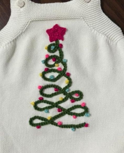 Hand Embroidery Christmas Sweater, Stitched Sweater, Diy Christmas Clothes, Homemade Christmas Sweaters, Embroidery Christmas Sweater, Christmas Sweater Embroidery, Yarn Embroidery On Sweater, Hand Embroidery Sweater, Embroidery Sweater Diy