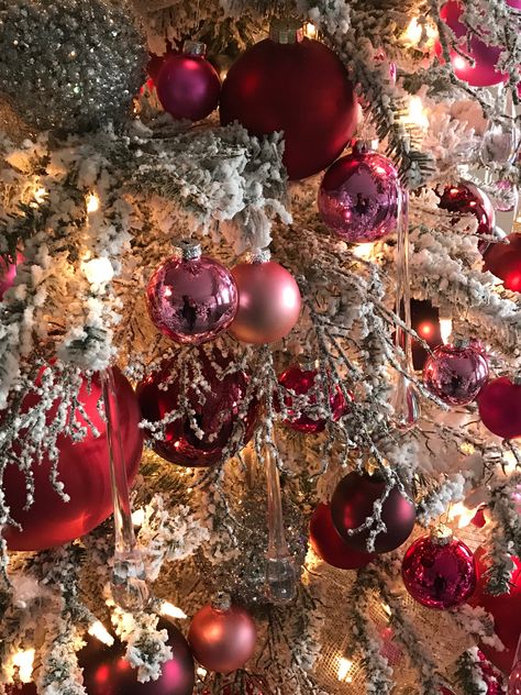 Classy Christmas Tree, Pink Christmas Tree Decorations, Classy Christmas Decor, Christmas Tree Inspo, Holiday Inspo, Christmas Dreaming, Christmas Tree Decorating Themes, Classy Christmas, Red Christmas Tree