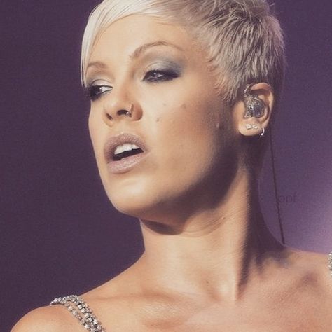 “I'm almost the exact same height as @bethwsh  #aleciabethmoorehart #aleciabethmoore #beth #moore #bethmoore #alecia #pink #pinkthesinger #pnk…” P!nk Hairstyles, Monochromatic Photography, Alecia Moore, Alecia Beth Moore, Short Shaved Hairstyles, Pink Singer, Beth Moore, Makeup Brush Organization, Short Hair Styles Pixie