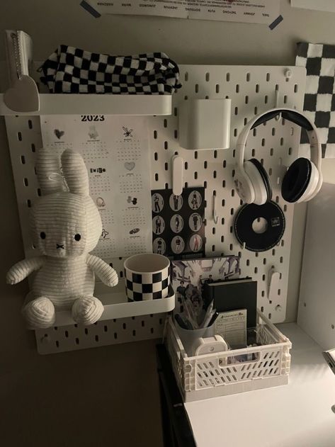 Miffy Room, Desk Pegboard, Crafts Organization, Ideas Habitaciones, Wall Organizer, Room Redesign, Pinterest Room Decor, Study Room Decor, Room Deco