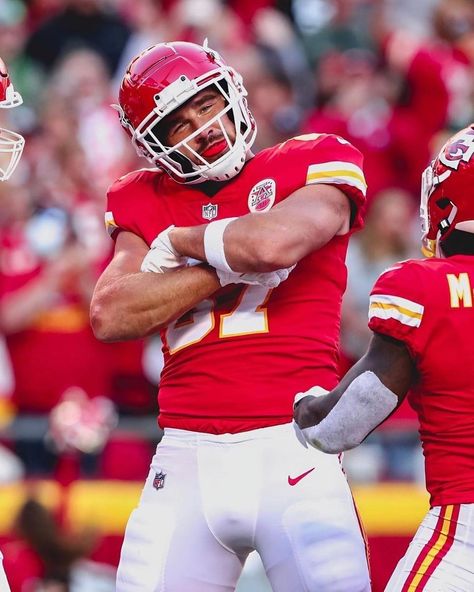 Kelce Chiefs, God Of Football, Kc Chiefs Football, Taylor Boyfriend, Kansas City Chiefs Football, Nfl Kansas City Chiefs, Chiefs Football, Taylor Swift Facts, Kc Chiefs