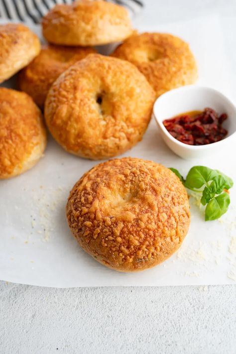 A savory bagel that is stuffed with chopped sundried tomatoes, fresh basil, and topped with parmesan cheese. Breakfast, lunch, or dinner – Caprese Bagels always hit the spot. Inspired by our favorite Italian combo, these Caprese Bagels are incredibly soft with the right amount of chew. This homemade bagel recipe has everything you’re looking for in a savory bread. | homemade bagel flavors | bagels caprese | sundried tomato basil bagels | italian bagel recipe | how to make bagels at home Caprese Bagel, Bagel Flavors, Homemade Bagel Recipe, Breakfast Ideas Sweet, Types Of Bagels, Make Bagels, How To Make Bagels, Quick And Easy Breakfast Recipes, Bagel Recipes