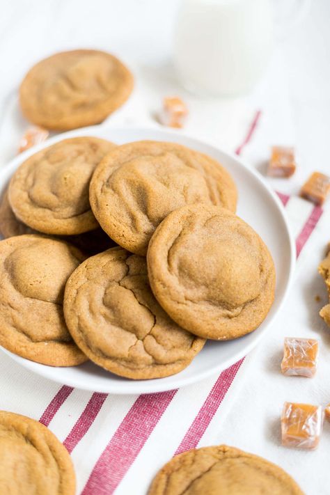 These soft and chewy ginger cookies are stuffed with a little salted caramel and baked to perfection. They're a great holiday recipe for Christmas! Lemon Breakfast, Chewy Ginger Cookies, Levain Bakery, Best Chocolate Chip, Snickerdoodle Cookie Recipes, Ginger Cookies, Dessert Bar, Perfect Cookie, Pumpkin Cookies