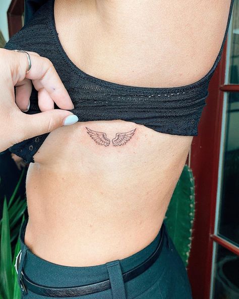 Angel Wings Tattoo Ribs, White Ink Tattoos Healed, Angle Wing Tattoos, Small Wings Tattoo, Small Angel Wing Tattoo, Alas Tattoo, Wing Tattoos On Back, Tattoo Minimal, Simple Tattoos For Guys