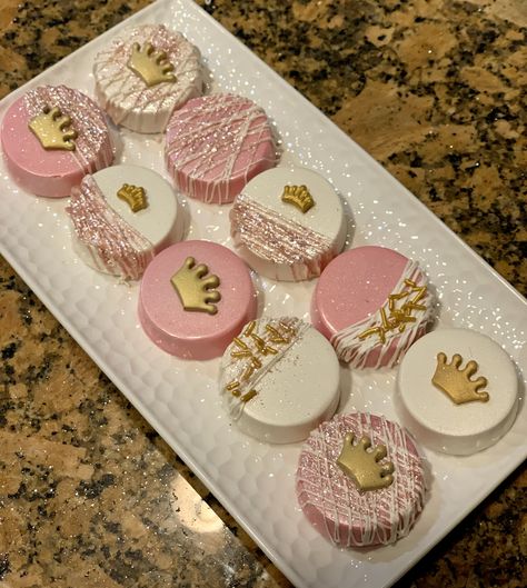 Crown Cupcakes, Quinceanera Pink, Cake Pop Designs, Princess Cookies, Pink Desserts, Princess Theme Birthday Party, Pink Cookies, Princess Party Favors, Chocolate Covered Treats