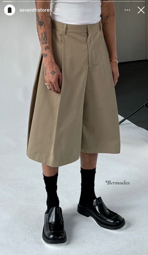 Men Bermuda Shorts Outfit, Men’s Tailoring, Pleated Shorts Outfit Men, 2025 Fashion Trends Men, Bermuda Pants Outfits, Japanese Street Fashion Men, Korean Mens Fashion, Bermuda Pants, Fashion Men Streetwear