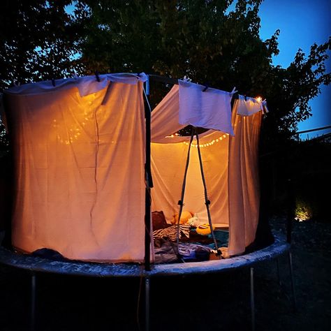 Backyard Camping Sleepover, Trampoline Fort, Sleepover Forts, Trampoline Sleepover, Cottage Weekend, Trampoline Tent Cover, Ultimate Sleepover, Sleepover Room, Trampoline Tent