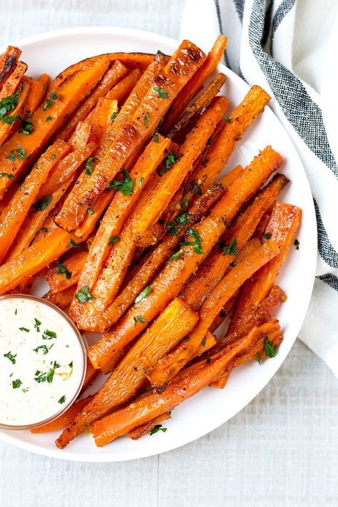 Sriracha Mayo Sauce, Carrot Fries Baked, Healthy Fries, Carrot Chips, Carrot Fries, Sweet Potato Fries Baked, Baked Carrots, Cookie Rookie, Carrot Sticks