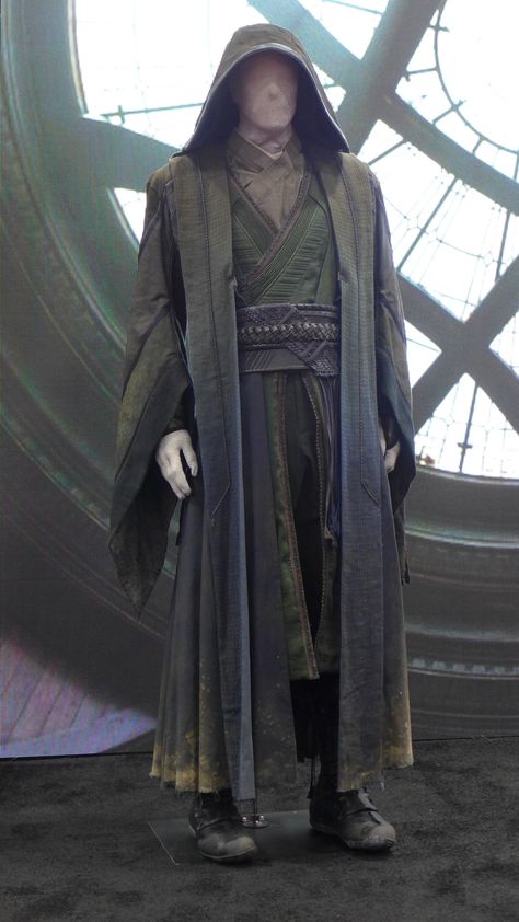 I know this is Doctor Strange but it's giving me a jedi vibe! Green Jedi Robes, Jedi Inspired Outfit, Wizard Outfit Design, Star Wars Costume Design, Monk Cosplay, Black Jedi, Druid Outfit, Monk Clothing, Mage Costume