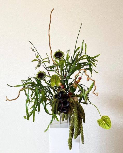 Modern Florals, Sogetsu Ikebana, Floral Design Wedding, Sunflower Arrangements, Bridal Sunflowers, Flower Arrangement Designs, Green Bouquet, Boquette Flowers, Flower Installation