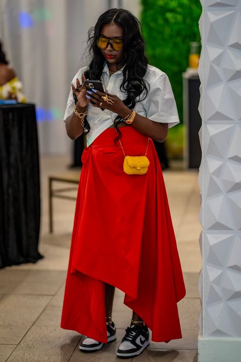 Stylish Maxi Skirt Outfits, Long Skirts And Sneakers Outfit, Red Outfit Black Women, Maxi Skirt Outfit Black Women, Spring Chic Outfits, Maxi Skirt Street Style, Street Style Black Women, Styling Maxi Skirt, Red Maxi Skirt Outfit