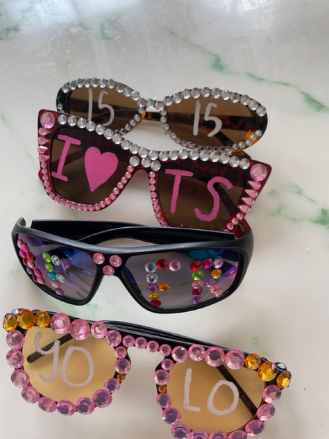 Decorate Glasses Eye, Glasses With Writing On Them Party, Sun Glasses Decoration Ideas, Writing On Sunglasses, Party Glasses Trend, Decorating Sunglasses, Decorate Sunglasses, Prom Glasses, Sunglasses Decoration