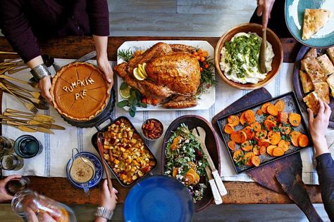 Friendsgiving Hosting, Simple Friendsgiving, Diy Friendsgiving, Thanksgiving Dinner Table Setting, Friendsgiving Table, Hosting Friendsgiving, Hosting Hacks, Thanksgiving Tips, Friendsgiving Ideas