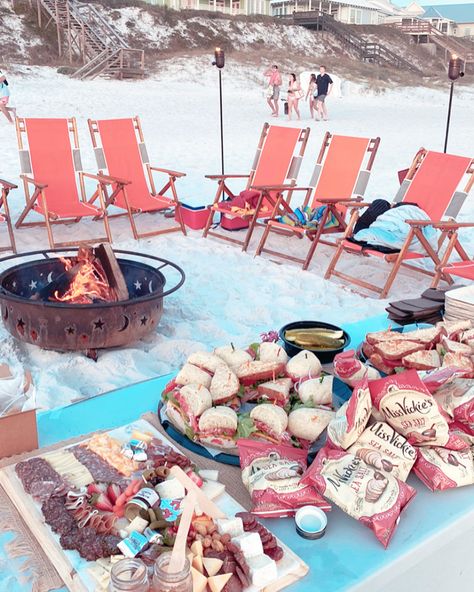 Beach Party Picnic, Beach Party For Adults, Lakeside Birthday Party Ideas, Beach Barbeque Party, Beach Bbq Ideas, Beach Bon Fire Birthday Party Ideas, Beach Bbq Party, Bonfire Bachelorette Party, Beach Bonfire Food Ideas