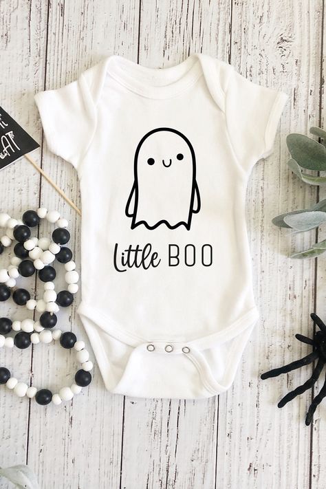 Baby Onesie Decorating Ideas, Newborn Onsies Cricut, Baby Onsies Ideas Drawing, Onsie Painting Ideas, Baby Onesie Cricut Ideas, Diy Onesies Cricut, Cricut Onsies Ideas, Cricut Onesie Ideas Boy, Boy Onesie Ideas