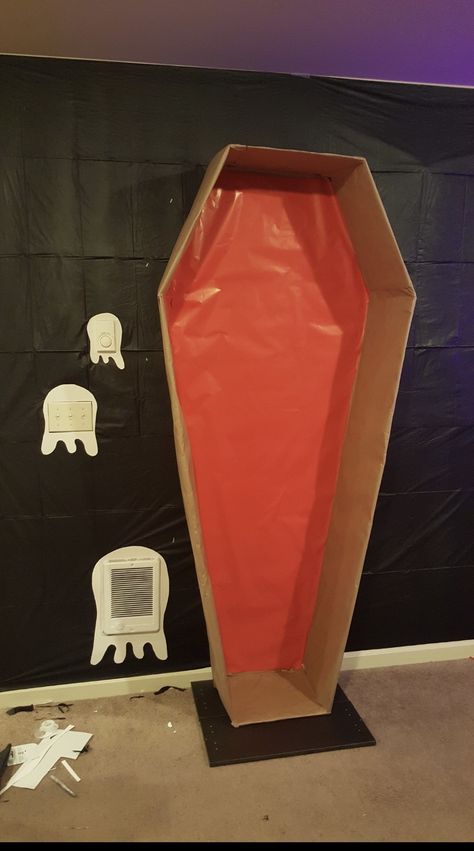 Diy Hotel Transylvania Decorations, Dracula Party Ideas, Halloween Decorations Vampire, Hotel Transylvania Party Decorations Diy, Dracula Halloween Decor, Vampire Theme Party Decoration, Vampire Lair Decorations, Vampire Decorations Party Ideas, Vampire Trunk Or Treat Ideas