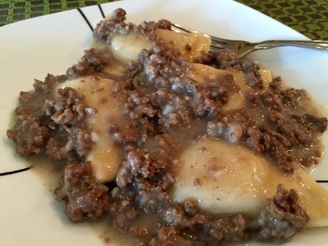 Hamburger Dinner Ideas, Hamburger Gravy, Pierogi Casserole, Perogies Recipe, Pierogi Recipe, Hamburger Casserole, Beef Gravy, Potato Recipes Side Dishes, Hamburger Recipes