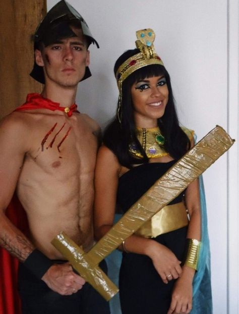 #DIY #costumeideas #couplecostume #cleopatra #costume #juliuscaesar #carnival #halloween #idea #couple #coupleideas #fantasia #carnaval #halloween #halloweenideas #juliocesar #Egypt #brazil Cleopatra Julius Caesar Costume, Julius Ceaser Costume, Cleopatra And Ceasar Costumes, Cleopatra Halloween Costume Couple, Cleopatra And Julius Caesar Costume, Egyptian Couple Costume, Cleopatra Couple Costume, Cleopatra Halloween Costume College, Kleopatra Costume