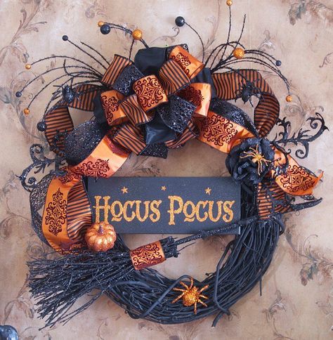 18 Frightening Handmade Halloween Wreath Designs To Decorate Your Entrance With Diy Halloween Dekoration, Cheap Diy Halloween Decorations, Halloween Witch Wreath, Halloween Party Decor Diy, Orange Wreath, Dollar Tree Halloween, Diy Halloween Wreath, Witch Wreath, Samhain Halloween