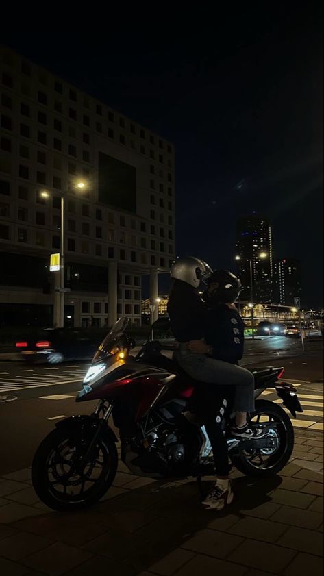 Motor Couple Relationship Goals, Couples On A Motorcycle, Romantic Motorcycle Ride, Motorcycle Date Aesthetic, Motorcycle Pictures Couple, Motorcycle Asthetic Picture, Motocycle Aestethic Night, Street Bike Couple Pictures, Motorcycle Romance Aesthetic