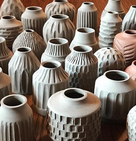 Carved Ceramics Ideas, Carved Ceramic Vase, Carving Clay Ideas Patterns, Pottery Carving Ideas Patterns, Ceramic Texture Pattern, Carving Pottery, Pottery Texture, Ceramic Carving Designs, Pottery Carving