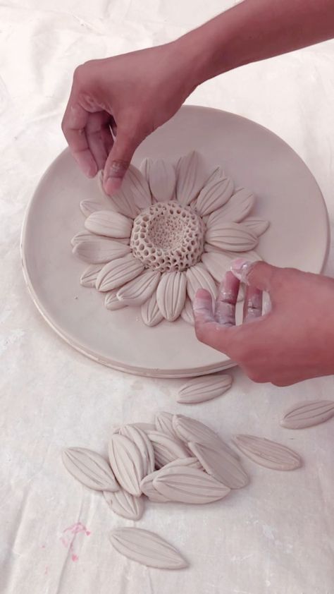 Mitu Haq (@bohemitu) • Instagram photos and videos Air Dry Clay Ideas Sculpture, Air Dry Clay Flowers, Clay Sculpture Ideas, Ceramic Handbuilding, Ceramic Wall Flowers, Porcelain Heart, Flower Clay, Art Coquillage, Clay Plates