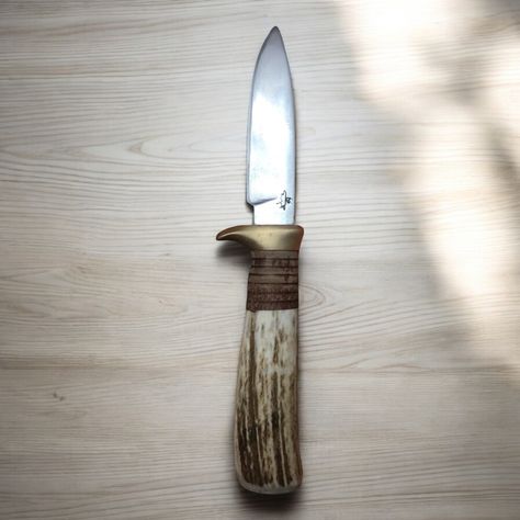 Hunting knife with elk antler and stacked leather handle. Shaped brass guard. Elk Antler, Elk Antlers, Forged Knife, Drop Point, Hunting Knife, Antlers, Leather Handle, Elk, Hunting