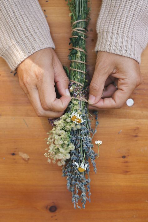 How To Wrap Lavender Bundles, Lavender Smudge, Smudge Bundles, Diy Lavender, Lavender Crafts, Diy Nature, Magia Das Ervas, Jenni Kayne, Smudge Sticks