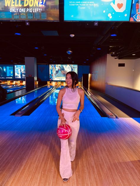 Bowling Fits Aesthetic, Outfit Ideas For Bowling, Bowling Photoshoot Picture Ideas, Bowling Photo Ideas, Bowling Outfit Ideas Date, Outfits For Bowling Date, Bowling Date Outfit Ideas, Bowling Pictures Instagram, Bowling Night Outfit