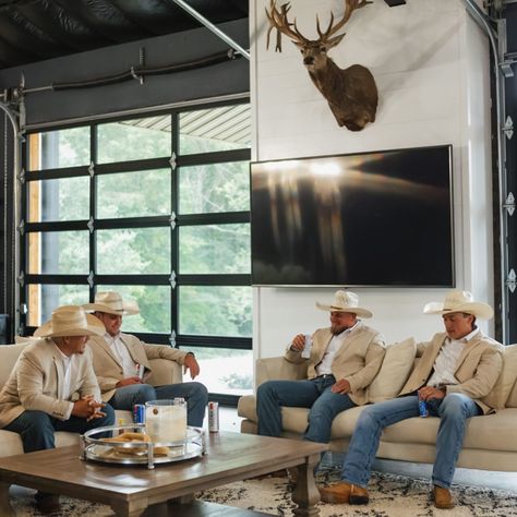 Cheers Boys🍻Our grooms suite is unlike anything you’ve ever seen before. We bring modern and rustic together to give your groomsmen a place they will enjoy! We take pride in our venue having a large space for the men to enjoy themselves on their special day. 📷- @bryleebatiephoto #taxidermy #groomsmen #westernstyle #westernwear Wedding Venue Grooms Suite, Grooms Suite Ideas, Event Building, Groom Suite, Grooms Room, Ranch Weddings, Modern Barn, Barn Wedding Venue, Venue Ideas