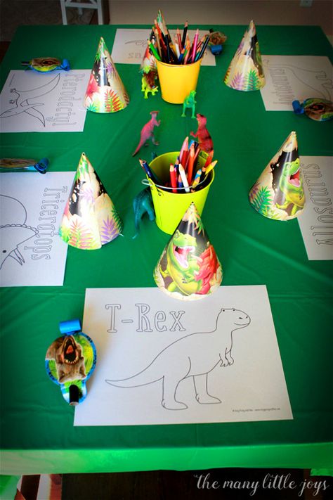 Dinosaur birthday party: a real mom's guide - The Many Little Joys Jurassic Park Birthday Party, Dinosaur Birthday Theme, Dinosaur Birthday Party Decorations, Fest Temaer, Dinosaur Themed Birthday Party, Dino Birthday Party, Dinosaur First Birthday, Fiesta Tropical, Third Birthday Party