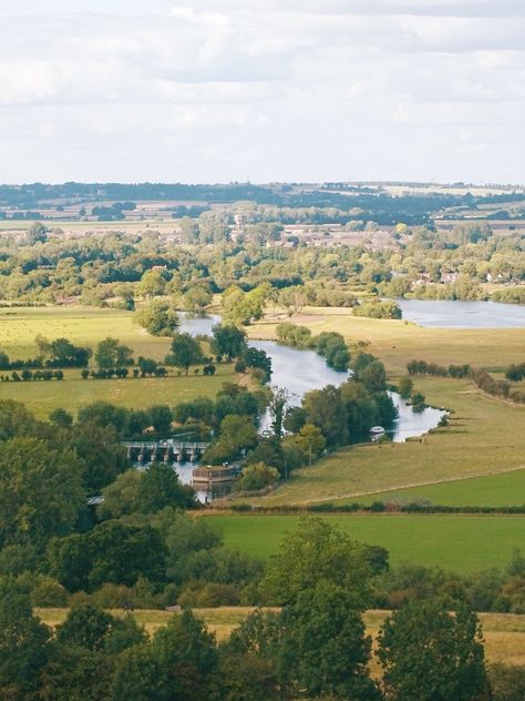 English Countryside Vacation, Beautiful England Countryside, Oxfordshire House, East Sussex Countryside, A Field In England, England Landscape, Oxfordshire Countryside, Counties Of England, London Girl