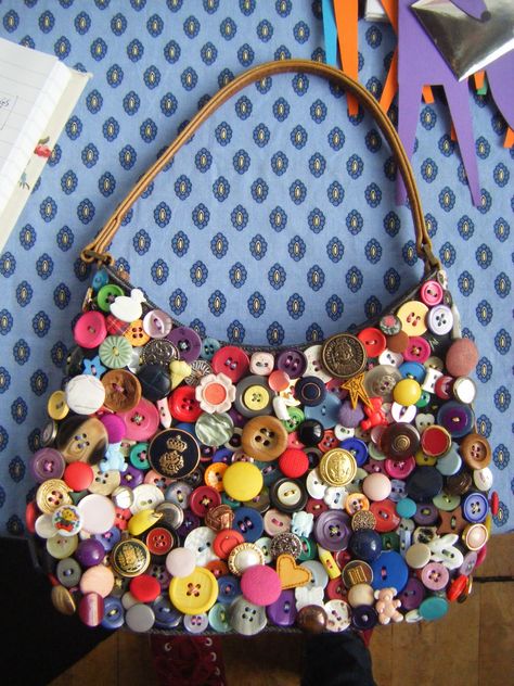 Lydia's Blog: Buttons Bag Tas Denim, Button Creations, Diy Buttons, 자수 디자인, Button Art, Button Jewelry, Button Crafts, Vintage Buttons, Diy Bag