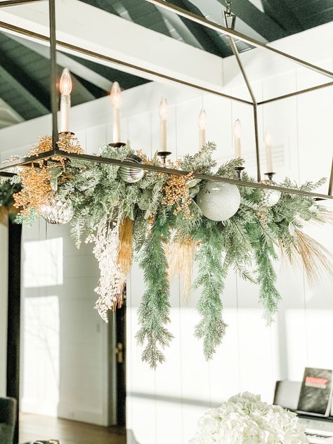 Christmas Dining Light Decor, Christmas Decor On Chandelier, Holiday Chandelier Decor, Cozy Chandelier, Decorating Chandeliers For Christmas, Decorate Chandelier For Christmas, Diy Christmas Chandelier, Christmas Chandelier Ideas, Chandelier Christmas Decor