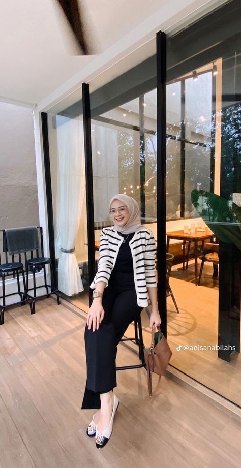 wanita hijab cantik modern Ootd Ngampus, Outfit Ngampus, Ootd Korean Style, Ootd Hijab Style, New Hijab, Ootd Simple, Rok Outfit, Outfit Hijab Casual, Ootd Hijab Casual