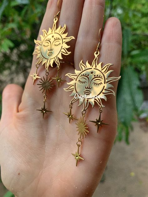 Beautiful lightweight Sun earrings 🌞  The Sun and earring hooks are made of Hypoallergenic Surgical Stainless Steel. The stars are made from brass.  Hypoallergenic, Lead Free. All of my jewelry come in a beautiful organza bags so they are perfect as a gift 🎁  Length: 9 cm = 3.5 inch Width: 3,5 cm = 1.38 inch Find me on Instagram: @crystalyanajewelry  These earrings have been handmade by me with a lot of love and care, making them truly unique and one-of-a-kind. They are the perfect gift for an Estilo Hippy, Bohemian Style Jewelry, Witch Jewelry, Bohemian Handmade, Hypoallergenic Jewelry, Funky Jewelry, Jewelry Lookbook, Watches Women Fashion, Sun And Moon