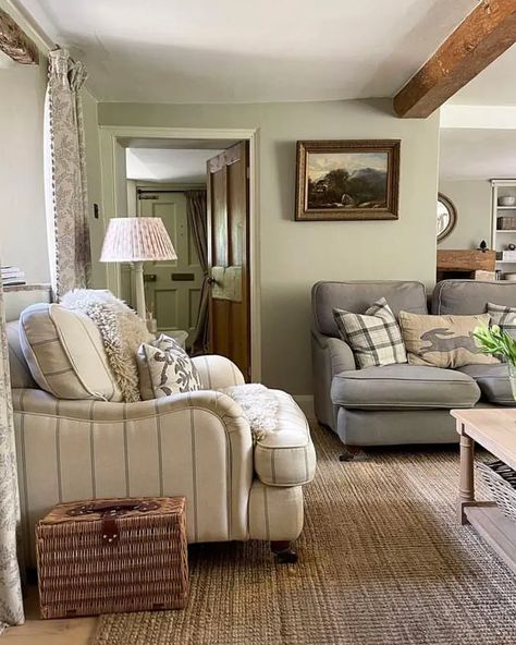 26 idées et inspirations pour une déco campagne dans le salon | Shake My Blog Salons Cottage, Country Cottage Living Room, Cottage Lounge, Cottage House Interior, Country Cottage Living, Country Style Living Room, Country Cottage Interiors, Snug Room, Country House Interior