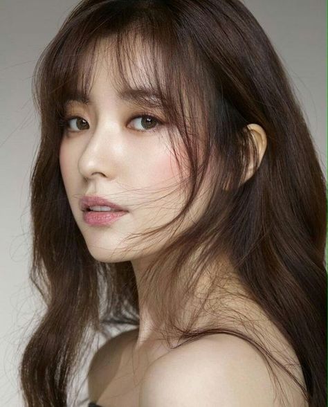 Sure, it's what's inside that counts... but when it comes to picking out Korean skin care and beauty products, we have to admit that the outside definitely comes into play as well. Makeup Asia, Korean Bangs, Hyo Joo, Actress Hairstyles, Hair Styles 2017, Wispy Bangs, Winter Trends, Asian Makeup, Korean Beauty