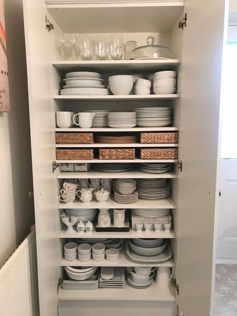 Crockery Storage Ideas, Kitchen Plates Organization, Plates Cupboard, Latest Crockery Unit Design, Modern Crockery Cabinet, Plate Cupboard, Kaca Aesthetic, Modern Crockery, Crockery Storage