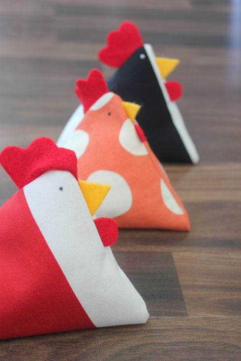 These chicken bean bags are just about the cutest things that you can make with your sewing machine. Use them as pin cushions, bean bags or even rice packs! Felt Chickens, Chicken Patterns, Chicken Bag, Rice Packs, Stuffed Animal Bean Bag, Diy Pin Cushion, Homemade Birthday Gifts, Pillow Cases Tutorials, Rice Pack