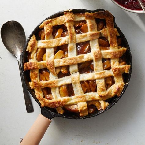 Iron Skillet Desserts, Cast Iron Skillet Desserts, Cast Iron Skillet Apple Pie, Pan Apple Pie, Iron Skillet Apple Pie, Cast Iron Pie, Cast Iron Skillet Recipes Dinner, Skillet Apple Pie, Camping Dessert Recipes