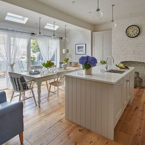 Grey-shaker-kitchen-makeover-1 Grey Shaker Kitchen, Style Dining Room, Grey Dining Tables, Kitchen Post, Ideas For Kitchen, Diy Kitchen Decor, Big Kitchen, Grey Dining, Shaker Kitchen