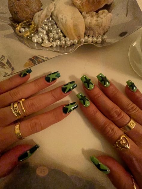 Green Day Nails, Dark Green Acrylic Nails Designs, Green Star Nails, Brat Nails, Billie Concert, Alien Nails, Drag Ideas, Hoco Ideas, Star Nail Designs