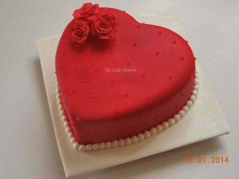 Heart shaped cake with roses HEARTS14F - Cake Decorating Community ... Zoe Cake, Anniversary Cake Pictures, Red Fondant, Heart Cake Design, Heart Shape Cake, Cake With Roses, Bride Cake, Valentines Cake, Pearl Border