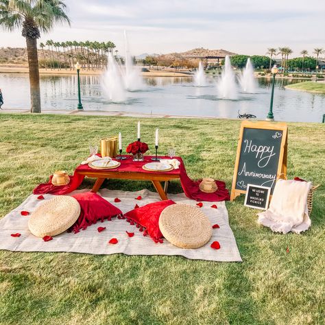 Date night picnic in the park by the lake. Outdoor Picnic Date Ideas, Romantic Picnic Decor Ideas, Romantic Picnics At Night, Diy Romantic Picnic, Backyard Picnic Ideas Romantic, Wedding Anniversary Picnic Ideas, 1 Year Anniversary Picnic Ideas, Date Night Setup Ideas, In Home Picnic Date